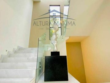 Lujosa Residencia en Venta Puerta Las Lomas Zona Andares Zapopan