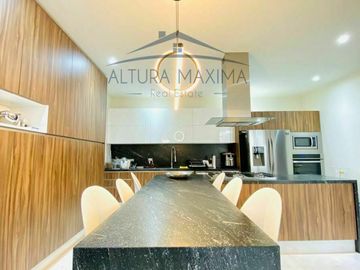 Lujosa Residencia en Venta Puerta Las Lomas Zona Andares Zapopan