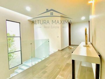 Lujosa Residencia en Venta Puerta Las Lomas Zona Andares Zapopan