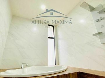 Lujosa Residencia en Venta Puerta Las Lomas Zona Andares Zapopan