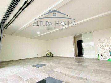 Lujosa Residencia en Venta Puerta Las Lomas Zona Andares Zapopan