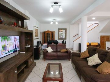 VENDO CASA EN ESQUINA PARA FAMILIA O INVERSIONISTA