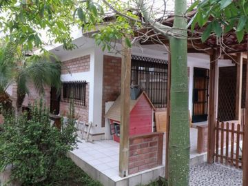 VENDO CASA EN ESQUINA PARA FAMILIA O INVERSIONISTA