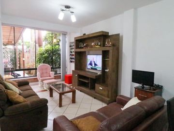 VENDO CASA EN ESQUINA PARA FAMILIA O INVERSIONISTA