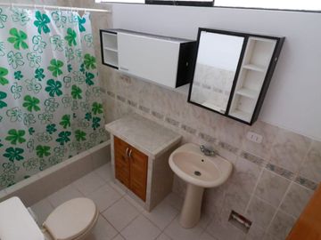 VENDO CASA EN ESQUINA PARA FAMILIA O INVERSIONISTA