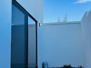 Casa Nueva en Venta de Autor en Zaru con Privacidad Total y Vista Espectacular