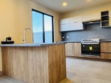 Casa Nueva en Venta de Autor en Zaru con Privacidad Total y Vista Espectacular