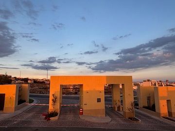 Casa Nueva en Venta de Autor en Zaru con Privacidad Total y Vista Espectacular