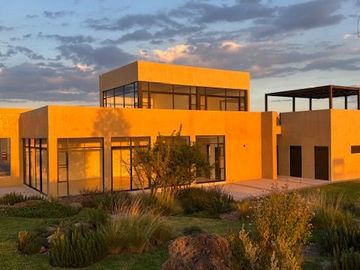 Casa Nueva en Venta de Autor en Zaru con Privacidad Total y Vista Espectacular