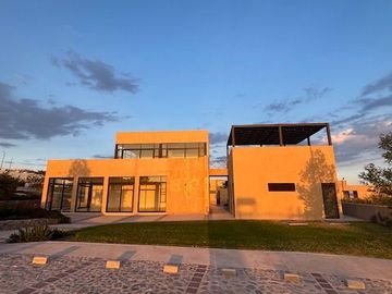 Casa Nueva en Venta de Autor en Zaru con Privacidad Total y Vista Espectacular
