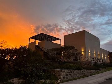 Casa Nueva en Venta de Autor en Zaru con Privacidad Total y Vista Espectacular