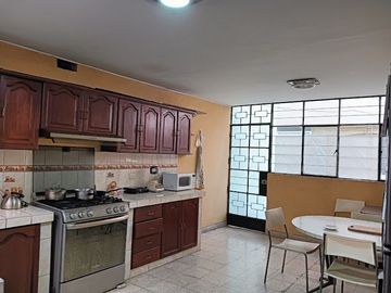 Casa de 3 pisos vista parcial a parque en San Miguel