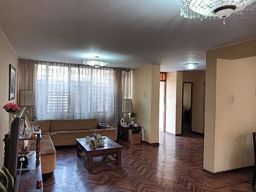 Casa de 3 pisos vista parcial a parque en San Miguel