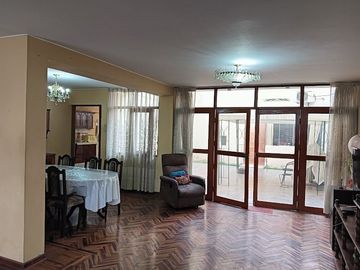 Casa de 3 pisos vista parcial a parque en San Miguel