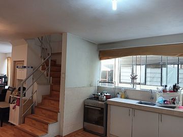 Casa de 3 pisos vista parcial a parque en San Miguel