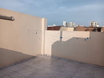 Casa de 3 pisos vista parcial a parque en San Miguel