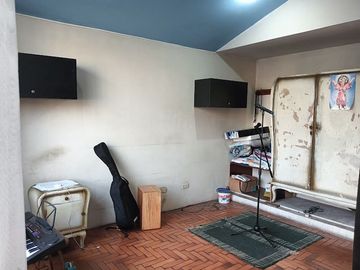 Casa de 3 pisos vista parcial a parque en San Miguel