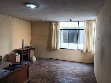 Casa de 3 pisos vista parcial a parque en San Miguel