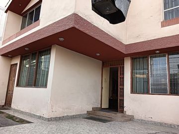 Casa de 3 pisos vista parcial a parque en San Miguel