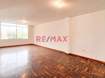 Departamento En Av. Precursores Frente A Áreas Verdes