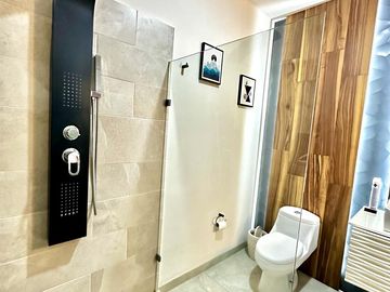 CASA EN VENTA, FRACCIONAMIENTO LOMAS PUNTA DEL ESTE RESIDENCIAL, CONDOMINIO “PUNTO MARSELLA” LEON GTO.