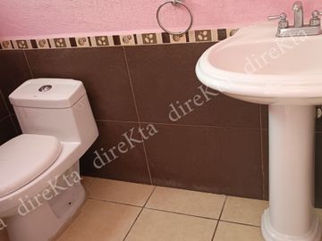 🌟 ¡Vive en Tranquilidad y Comodidad en Corregidora! 🌿  Casa dos niveles en privada !! A Ofertar.