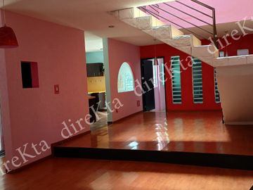 🌟 ¡Vive en Tranquilidad y Comodidad en Corregidora! 🌿  Casa dos niveles en privada !! A Ofertar.