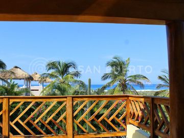Se Vende Lujosa Villa de dos Niveles en Rancho Neptuno con Vista al Mar
