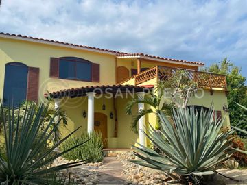Se Vende Lujosa Villa de dos Niveles en Rancho Neptuno con Vista al Mar