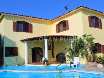 Se Vende Lujosa Villa de dos Niveles en Rancho Neptuno con Vista al Mar