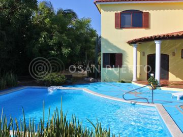 Se Vende Lujosa Villa de dos Niveles en Rancho Neptuno con Vista al Mar