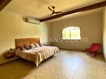 Se Vende Lujosa Villa de dos Niveles en Rancho Neptuno con Vista al Mar