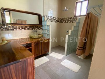 Se Vende Lujosa Villa de dos Niveles en Rancho Neptuno con Vista al Mar