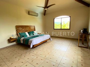 Se Vende Lujosa Villa de dos Niveles en Rancho Neptuno con Vista al Mar