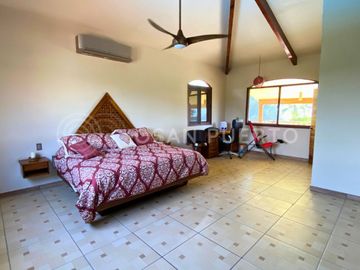 Se Vende Lujosa Villa de dos Niveles en Rancho Neptuno con Vista al Mar