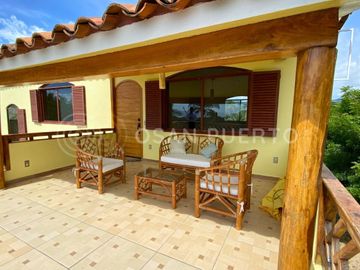Se Vende Lujosa Villa de dos Niveles en Rancho Neptuno con Vista al Mar