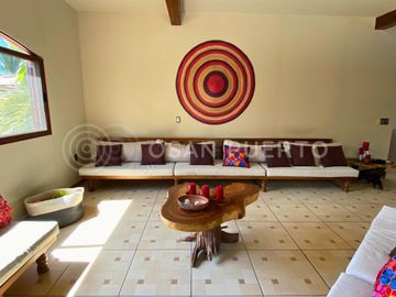 Se Vende Lujosa Villa de dos Niveles en Rancho Neptuno con Vista al Mar