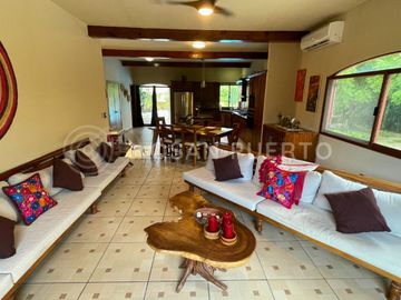 Se Vende Lujosa Villa de dos Niveles en Rancho Neptuno con Vista al Mar