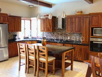 Se Vende Lujosa Villa de dos Niveles en Rancho Neptuno con Vista al Mar