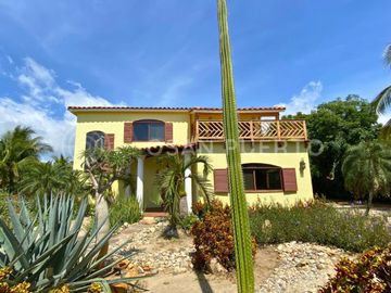 Se Vende Lujosa Villa de dos Niveles en Rancho Neptuno con Vista al Mar