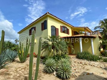 Se Vende Lujosa Villa de dos Niveles en Rancho Neptuno con Vista al Mar