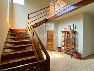 Se Vende Lujosa Villa de dos Niveles en Rancho Neptuno con Vista al Mar