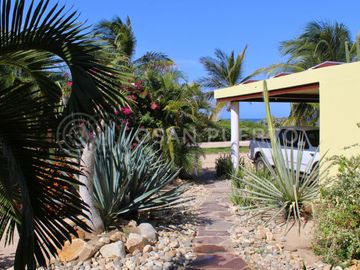 Se Vende Lujosa Villa de dos Niveles en Rancho Neptuno con Vista al Mar