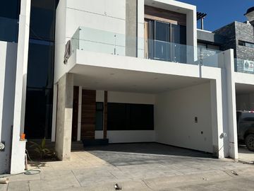 ESPECTACULAR CASA EN VENTA EN MAZATLAN SECTOR CERRITOS (ALTABRISA RESIDENCIAL) 4 RECAMARAS, A SOLO 800 MTS DEL MAR, PRIVADA CON ALBERCA Y GYM