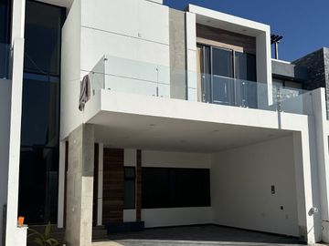ESPECTACULAR CASA EN VENTA EN MAZATLAN SECTOR CERRITOS (ALTABRISA RESIDENCIAL) 4 RECAMARAS, A SOLO 800 MTS DEL MAR, PRIVADA CON ALBERCA Y GYM