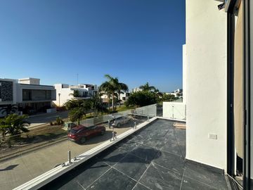 ESPECTACULAR CASA EN VENTA EN MAZATLAN SECTOR CERRITOS (ALTABRISA RESIDENCIAL) 4 RECAMARAS, A SOLO 800 MTS DEL MAR, PRIVADA CON ALBERCA Y GYM