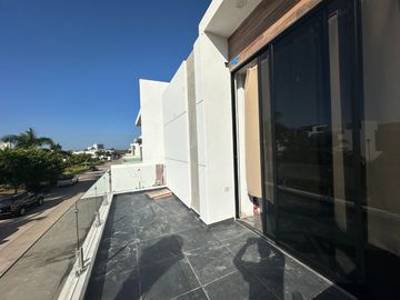 ESPECTACULAR CASA EN VENTA EN MAZATLAN SECTOR CERRITOS (ALTABRISA RESIDENCIAL) 4 RECAMARAS, A SOLO 800 MTS DEL MAR, PRIVADA CON ALBERCA Y GYM