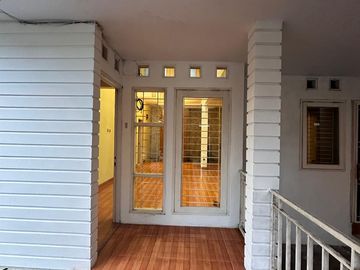 Dijual rumah bagsu modern clasic di Komplek Bintaro Jaya