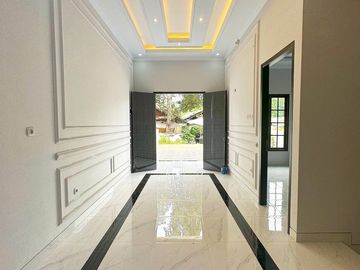Rumah 2 Lantai Bergaya American Classic Di Lokasi Strategis Srengseng Sawah, Jagakarsa - Jakarta selatan