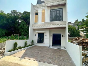 Rumah 2 Lantai Bergaya American Classic Di Lokasi Strategis Srengseng Sawah, Jagakarsa - Jakarta selatan